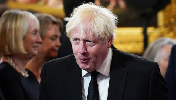 El ex primer ministro Boris Johnson (derecha) asiste a una reunión del Consejo de Adhesión dentro del Palacio de St James en Londres el 10 de septiembre de 2022 para proclamar al rey Carlos III de Gran Bretaña como el nuevo rey. (Foto de Kirsty O'Connor / PISCINA / AFP)
