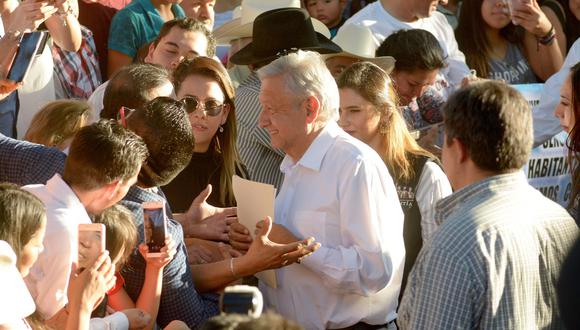 Ya son comunes las imágenes de López Obrador posando con quienes que se le acercan sin tener sortear ningún guardaespaldas. No fue distinto su viaje a Badiraguato. (Foto: EFE)