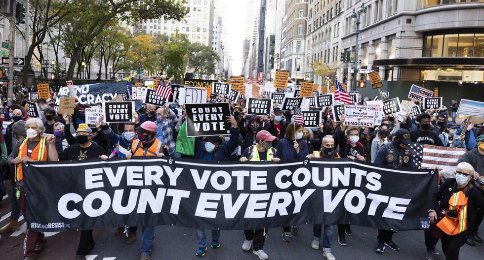Manifestantes marchan en la Quinta Avenida durante una protesta para garantizar que todas las papeletas se cuenten en las elecciones presidenciales de 2020 en Nueva York. (EFE/JUSTIN LANE).