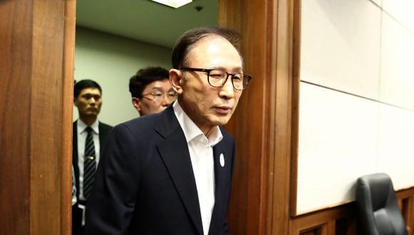 El ex presidente de Corea del Sur, Lee Myung-bak, llega para asistir a su juicio en el Tribunal del Distrito Central de Seúl en mayo pasado. (Foto: AFP)