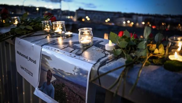 Velas y flores durante un homenaje a Mohammad Moradi, un hombre iraní que se suicidó después de saltar al río Ródano de Lyon, en Francia, para concienciar sobre la situación del pueblo iraní. (Foto de JEFF PACHOUD / AFP)