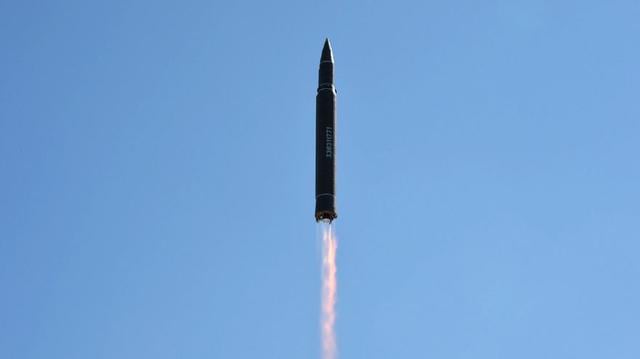 Corea del Norte aseguró este martes haber disparado con éxito un misil balístico intercontinental (ICBM), lo que representaría una nueva etapa crucial para alcanzar el objetivo de tener a su alcance el territorio de Estados Unidos. (Foto: AFP)