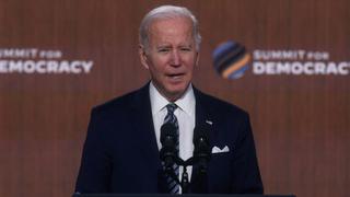 Biden promociona a EE.UU. como defensor de la democracia y China se burla