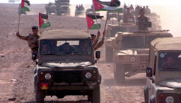 Un convoy del ejército jordano se dirige a una porción de tierra evacuada por el ejército israelí en Wadi Araba, el 30 de enero de 1995, a 300 kilómetros (188 millas) al suroeste de Ammán. (Foto de RABIH MOGHRABI / AFP)