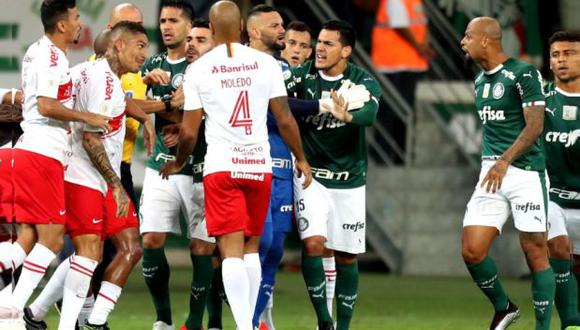 ¡Paolo Guerrero descontrolado! Intentó de agresión, tarjeta amarilla y duro cruce con Felipe Melo | VIDEO. (Foto: AFP)