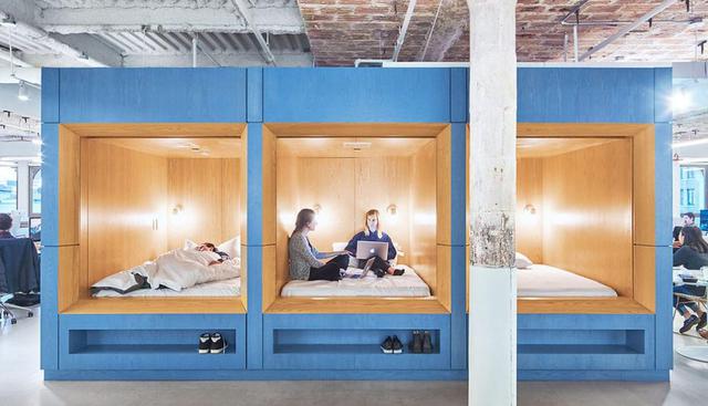 La marca de colchones Casper ha estrenado su oficina de Nueva York con una particularidad: ellos han implementado tres camas para que sus empleados puedan dormir en cualquier momento. (www.float.studio)