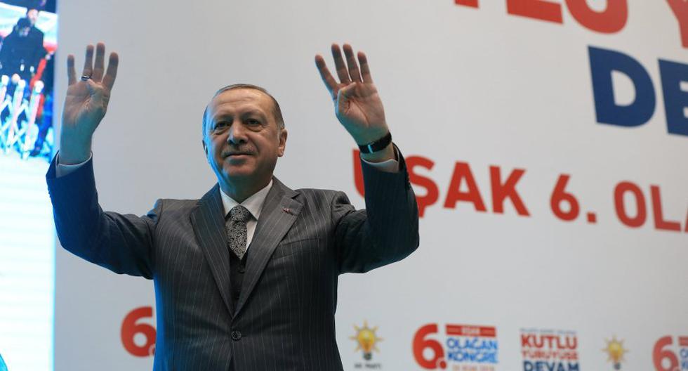 Erdogan aseguró que su país limpiará completamente la frontera de terroristas, empezando por Manbech. Él aplica la operación "Rama de olivo". (Foto: EFE)