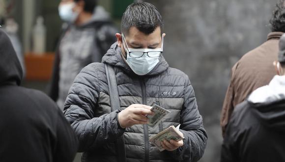 En el mercado paralelo o casas de cambio de Lima, el tipo de cambio se cotizaba a S/4,100 la compra y S/4,130 la venta de cada dólar. (Foto: Cesar Campos / GEC)