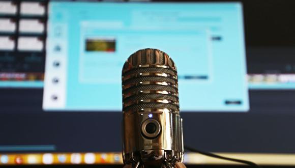 Un podcast puede ser una ingeniosa forma de ganar dinero creando contenidos. (Foto de Magda Ehlers en Pexels)