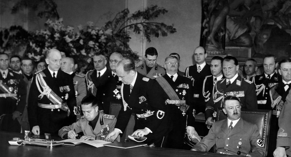 El ministro de Relaciones Exteriores italia, Gian Galeazzo Ciano, y el canciller de la Alemania Nazi, Adolfo Hitler, firman el Pacto de Acero en Berlín el 22 de mayo de 1939.