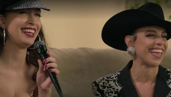Representación de la entrevista d Verónica Castro a Selena Quintanilla en "Selena, la serie".