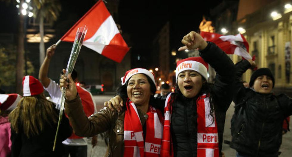 Hinchas peruanos esperan celebrar una primera victoria en La Paz. (Foto: Getty Images)