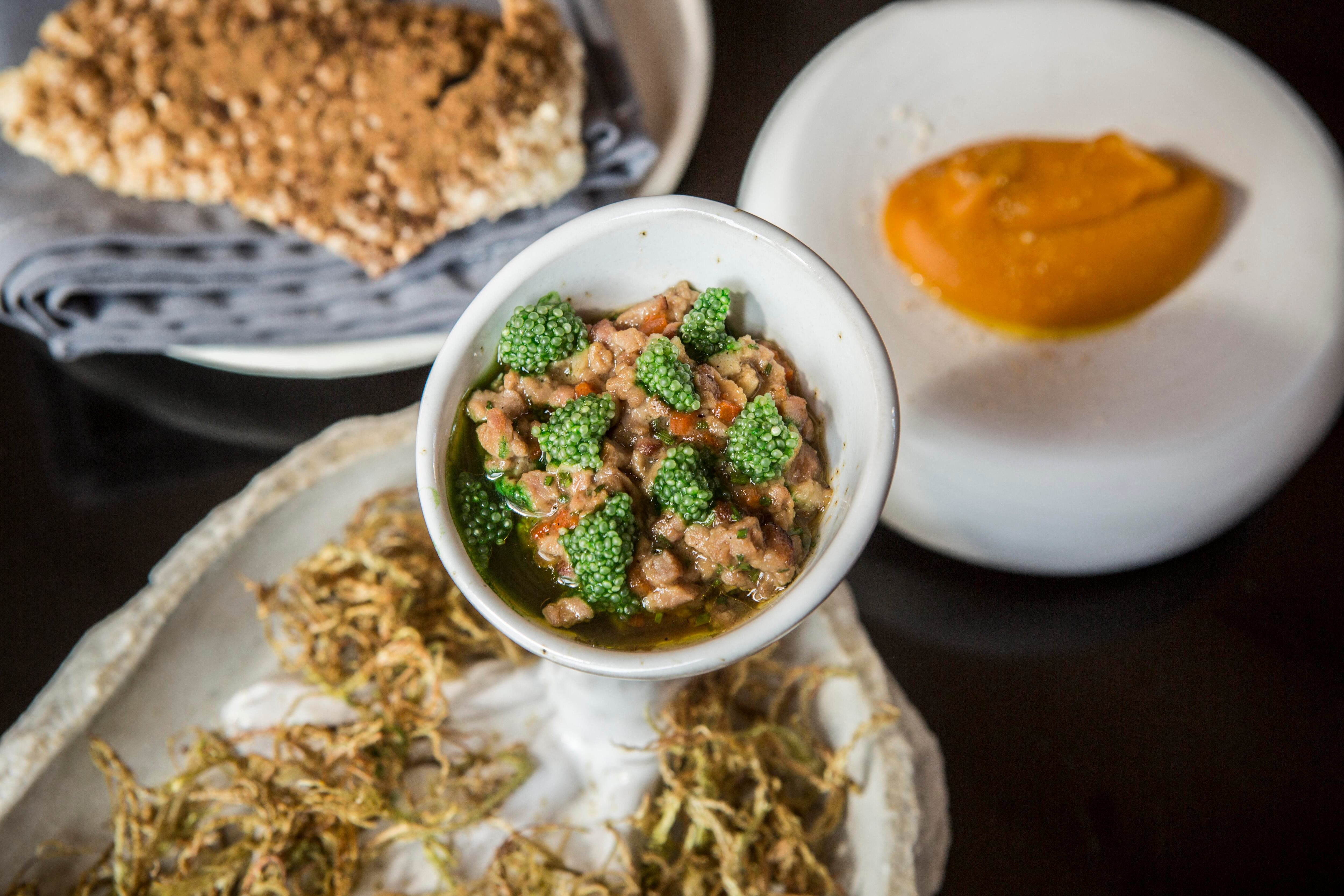 Tartar de pato con puré de loche. Parte del menú degustación.