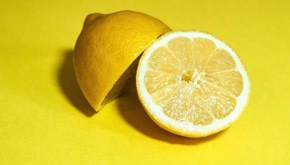 Conserva rodajas de limón por varias semanas con un truco infalible. (Foto: Pexels/Lisa Fotios).