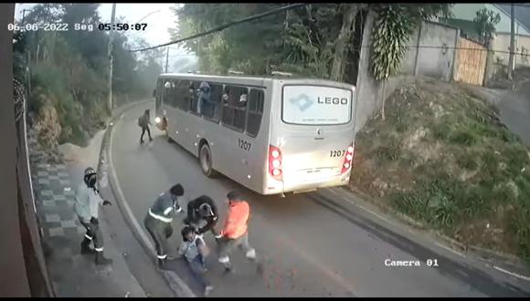 Del bus se bajó un grupo de hombres y le dio una paliza al ladrón. (Foto: Captura de video).