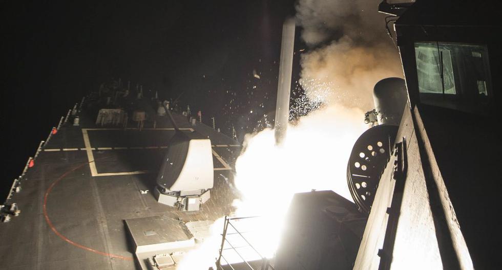 Lanzamiento de uno de los misiles Tomahawk que impactó en base áera siria durante ataque de Estados Unidos. (Foto: EFE)