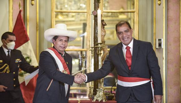 Pedro Castillo juramenta a Luis Barranzuela, abogado de Vladimir Cerrón y Perú Libre, como ministro del Interior, anoche, en Palacio de Gobierno.