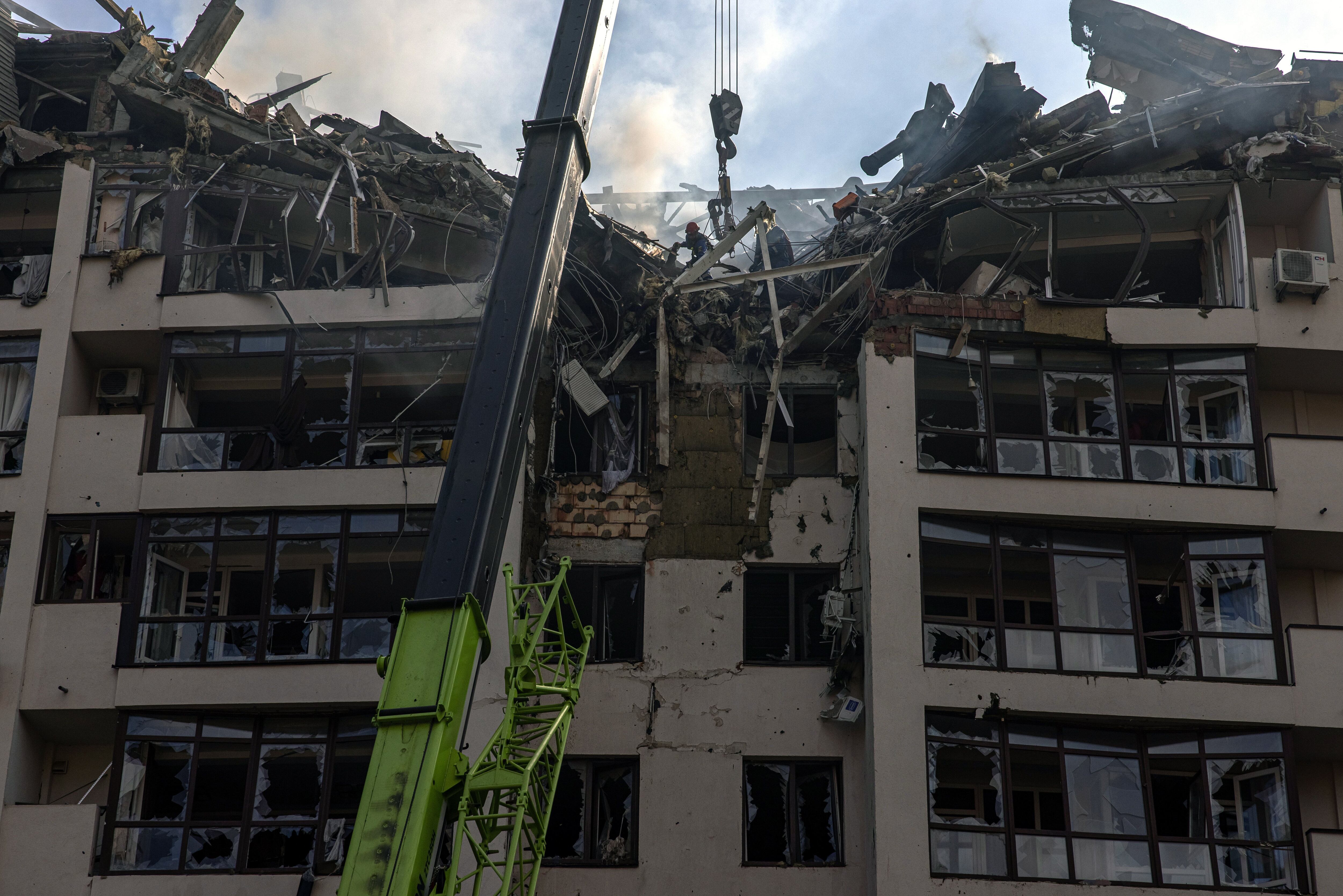 The residential building attacked in kyiv.  The damage, according to Ukraine, was caused by a Russian bombardment this Sunday 26. EFE