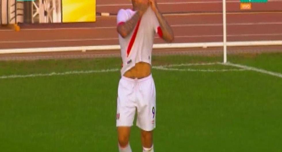 Paolo Guerrero besó el escudo de Perú tras convertir golazo de tiro libre a Paraguay. (Foto: Captura)