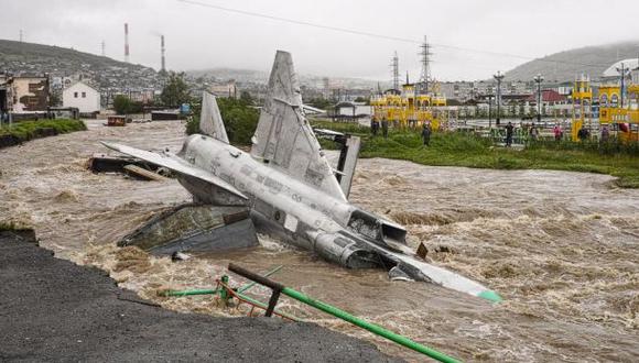 Rusia: un poderoso ciclón arrastra dos aviones de guerra