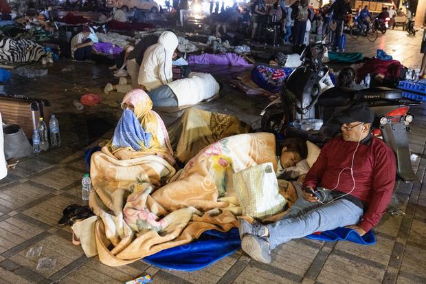 Los residentes permanecen en una plaza después de un terremoto en Marrakech, Marruecos, el 9 de septiembre de 2023. (Foto de Fadel SENNA / AFP).