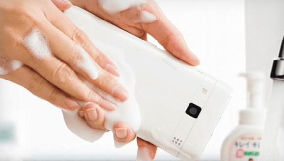 Lanzan el primer smartphone que se puede lavar con agua y jabón