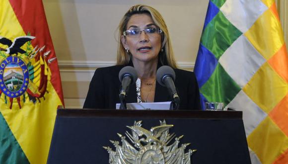 En esta imagen de archivo tomada el 13 de noviembre de 2019, la presidenta interina de Bolivia, Jeanine Anez, habla durante una conferencia de prensa en su primer día en el poder, en el Palacio Presidencial de Quemado en La Paz. (Foto: AP).
