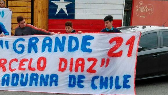 Varios aficionados se acercaron a los entrenamientos de Chile en Juan Pinto Durán para hacer sentir su insatisfacción por la ausencia de Marcelo Díaz. (Foto: La Tercera)