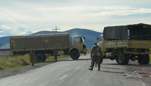 Ronald Mamani fue auxiliado por sus colegas y agentes policiales pero falleció camino al Hospital de Apoyo de Ilave. (Foto: Carlos Fernández)