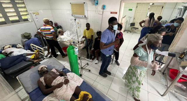 Los pacientes son atendidos en un hospital después del terremoto de magnitud 7,2 del sábado, en Les Cayes, Haití. (REUTERS / Ricardo Arduengo).