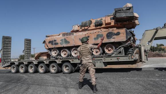 Vehículos militares turcos que transportan tanques mientras se dirigen al norte de Siria para una operación militar en áreas kurdas, cerca de la frontera siria. (Foto: EFE)