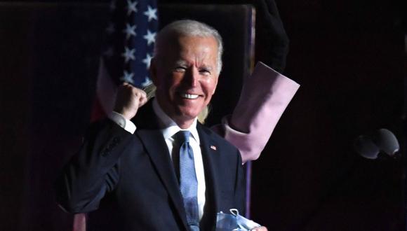 Joe Biden hace un gesto cuando llega al escenario para dirigirse a los partidarios durante la noche de las elecciones en el Chase Center en Wilmington. (Foto de Roberto SCHMIDT / AFP).