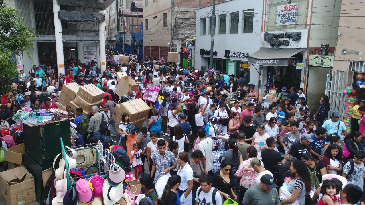 Ambulantes acapararon las vías del cercado de Lima a la altura de Mesa Redonda y el Mercado Central (Foto: Óscar Ramírez).