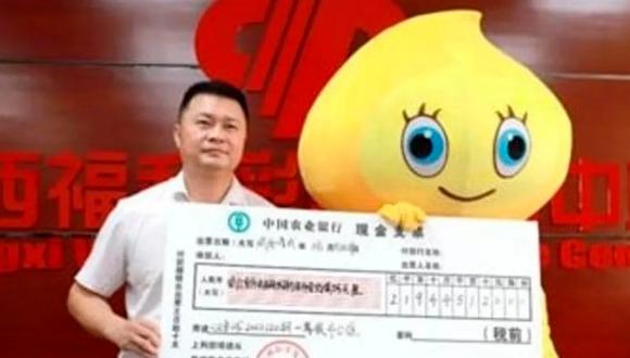 China: hombre gana la lotería y acude a recibir el premio usando un peculiar disfraz; ¿por qué lo hizo? | Foto: Twitter