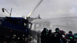 Policía alemana dispersa con cañones de agua una manifestación “antimascarillas” | FOTOS