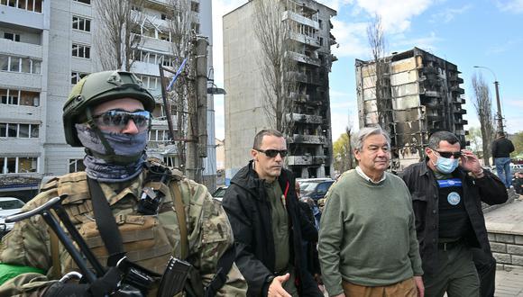 El secretario general de la ONU, Antonio Guterres, camina durante una visita a Borodianka, en las afueras de Kiev, el 28 de abril de 2022. (Foto de Serguéi SUPINSKY / AFP)