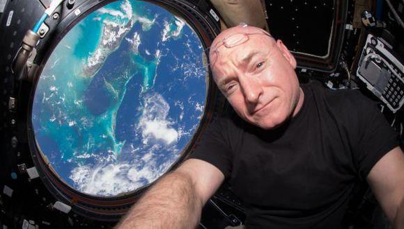 Astronauta que pasó un año en el espacio deja la NASA