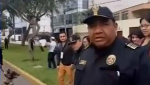 Comandante de la Policía Nacional Edwin Francisco Jiménez Navarro fue agredido por barristas durante clásico en Estadio Nacional el pasado 11 de agosto. (Canal N)