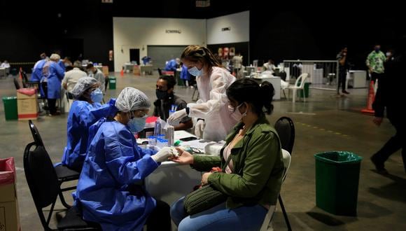 Trabajadores de la Salud realizan pruebas de la Covid-19 en Buenos Aires, en una fotografía de archivo. (Foto referencial de Demian Alday Estevez / EFE)