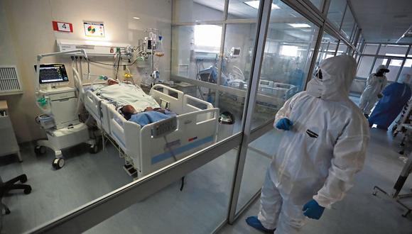 Los hospitales se encuentran saturados con pacientes de COVID-19, por lo que algunos optan por acudir a clínicas. (Foto: Lino Chipana | GEC)