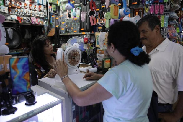 Peruanos comprando ventiladores en Mesa Redonda. (Foto: Anthony Niño de Guzmán)