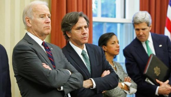 Antony Blinken (segundo a la izquierda) y John Kerry (derecha) figuran entre los nombres anunciados para puestos clave del gobierno de Biden. (Reuters).