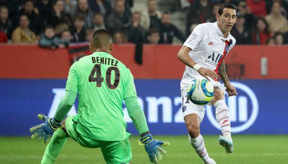 Paris Saint-Germain's Argentine midfielder Angel Di Maria (R) shoots and scores a goal against Nice's Argentine goalkeeper Walter Benitez during the French L1 football match between OGC Nice (OGCN) and Paris Saint-Germain (PSG) at "Allianz Riviera" stadium in Nice, southern France, on October 18, 2019. / AFP / Valery HACHE
