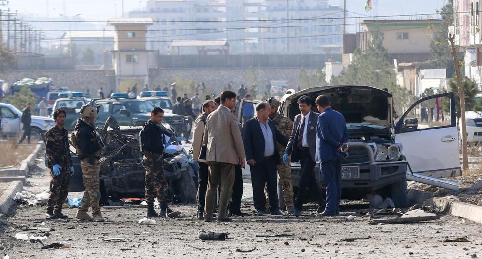 El personal de seguridad y los investigadores del atentado se reúnen en el sitio del ataque suicida en Kabul. (AFP)