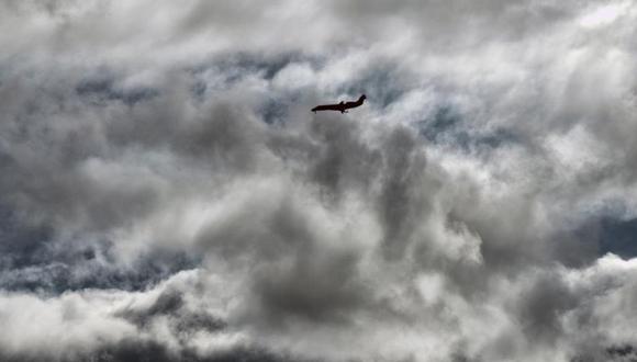 Un avión atraviesa nubes de tormenta rumbo al aeropuerto Hollywood Burbank, en Burbank, California. (Foto: AP/Richard Vogel)