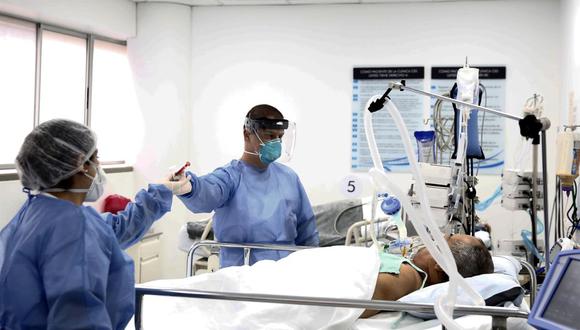 Empleados de la salud atienden a un paciente en la unidad de cuidados intensivos para enfermos de covid-19 en la Clínica CES, en Medellín, Colombia. (EFE/ Luis Eduardo Noriega A.).
