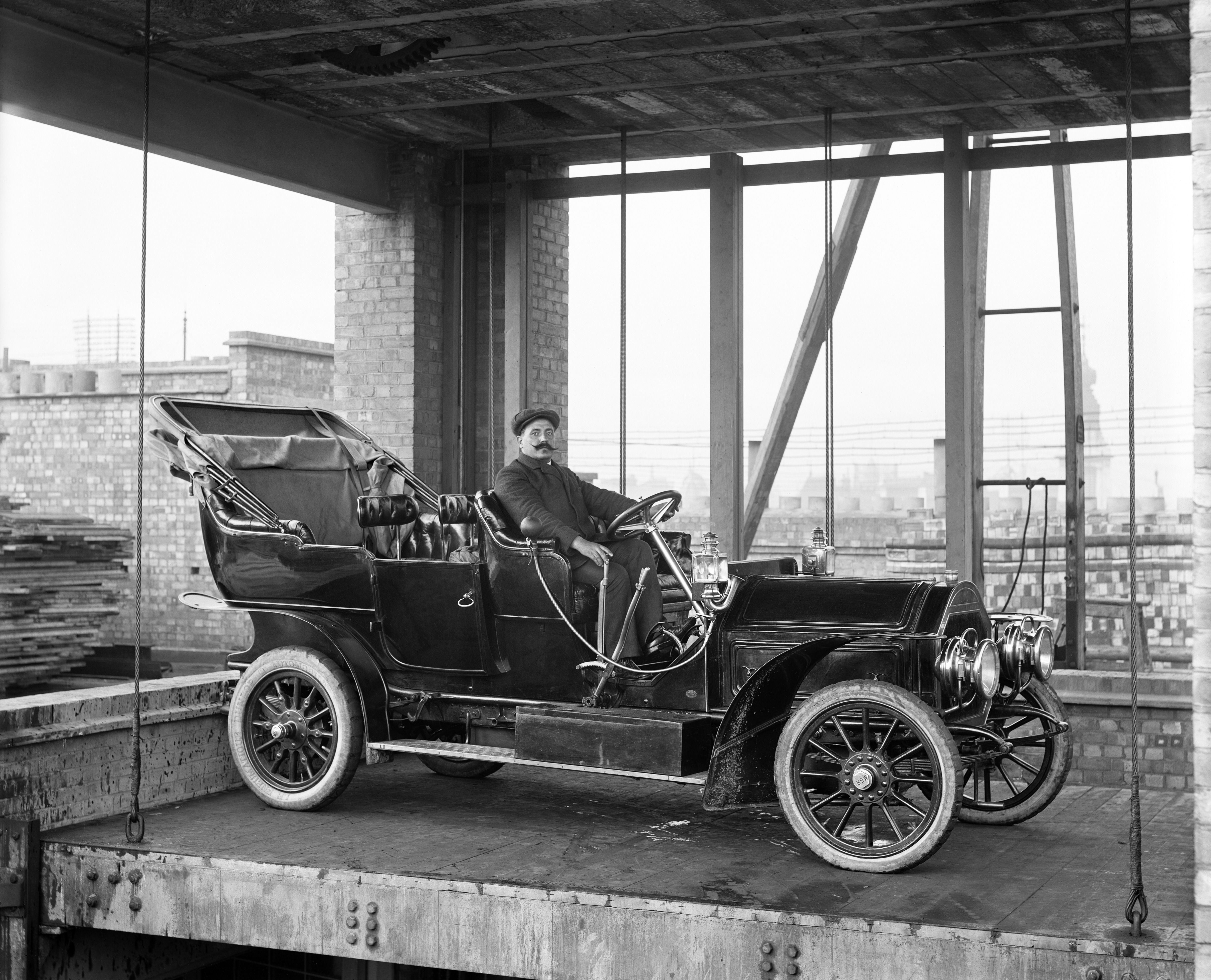 Uno de los primeros autos a motor. Londres, 1907. (Photo by English Heritage/Heritage Images/Getty Images)