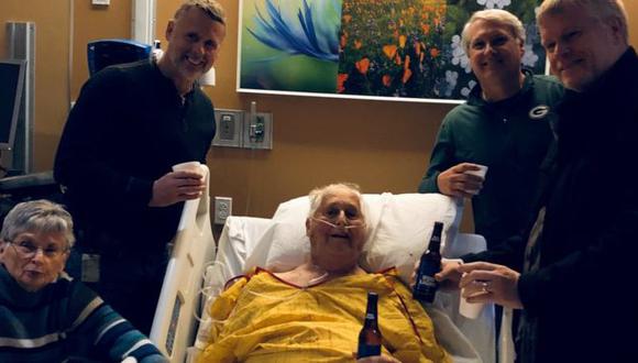 Norbert Schemm, de 87 años, estuvo rodeado de sus seres queridos durante sus últimos días. Y su foto se volvió viral. Foto: ADAM SCHEMM, vía BBC Mundo