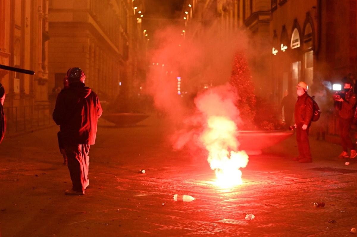 Enfrentamientos en la plaza Signoria entre policías italianos y ciudadanos durante una manifestación no autorizada en Florencia, Italia. Las personas se mostraron en contra del decreto del gobierno para hacer frente a la segunda ola del coronavirus. (EFE/EPA/CLAUDIO GIOVANNINI).