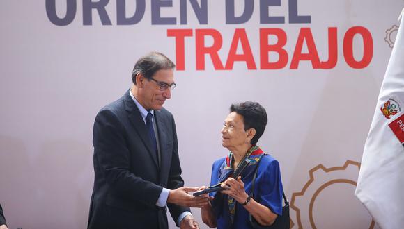 Vizcarra, por medio de su cuenta de Twitter, indicó saludó la “fuerza y dedicación” de los peruanos que contribuyen al progreso del país en marco del Día del Trabajo. (Foto: Presidencia)